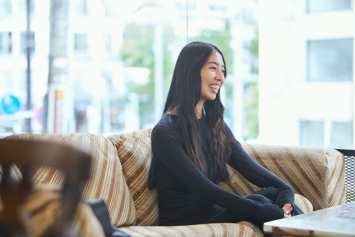 インタビュー中の大田由香梨さん