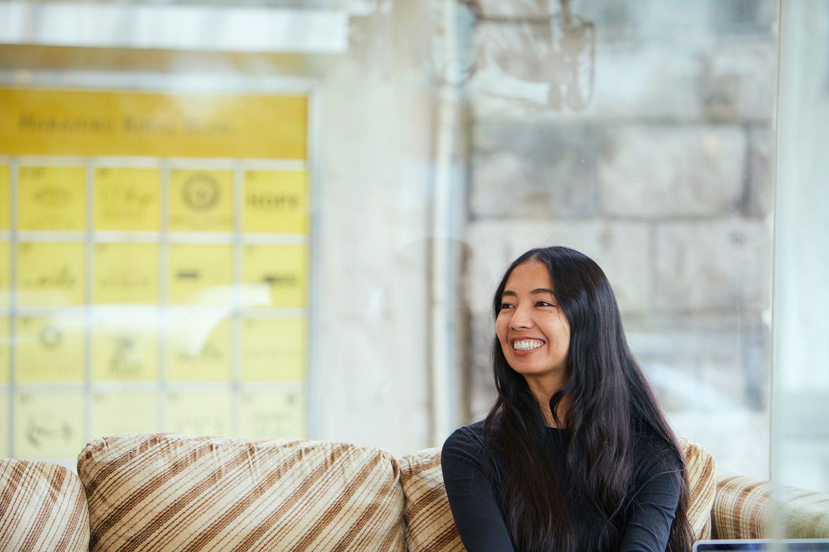 インタビュー中の大田由香梨さん