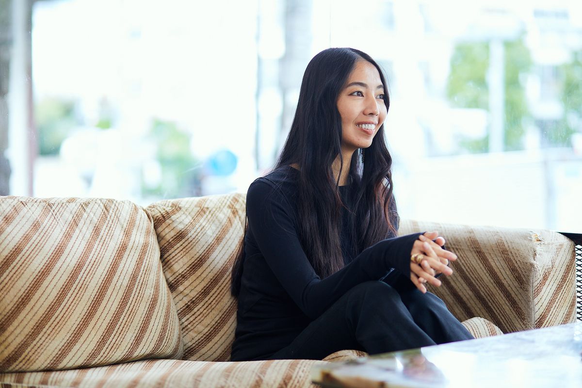 インタビュー中の大田由香梨さん