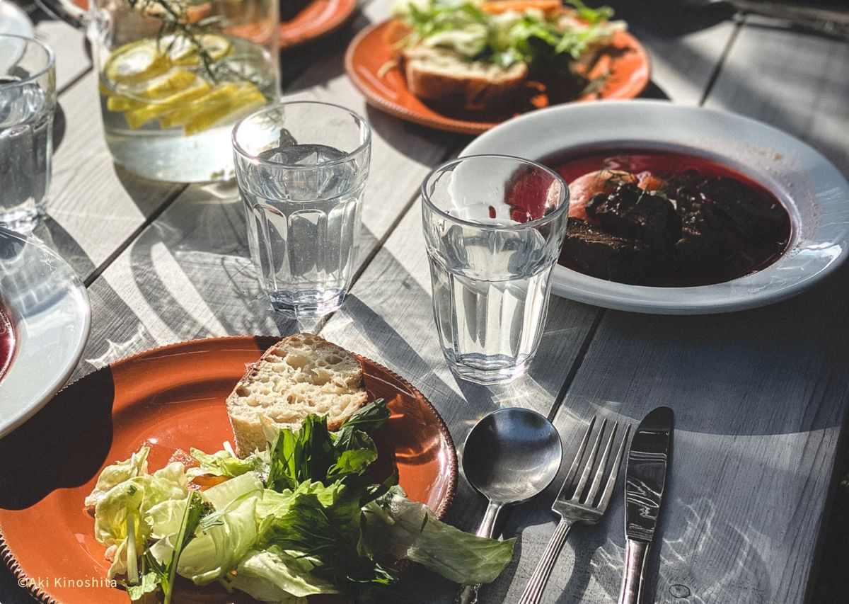 テーブルに並ぶ料理