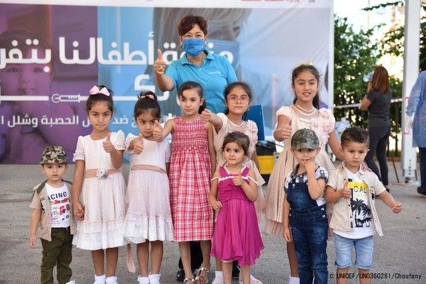 レバノンの子どもたちとユニセフスタッフ