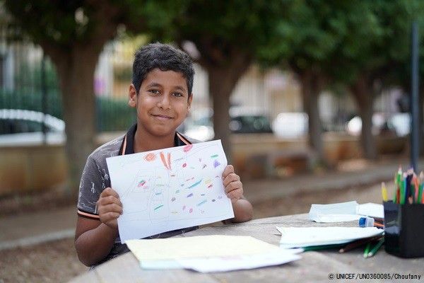 絵を掲げるレバノンの少年