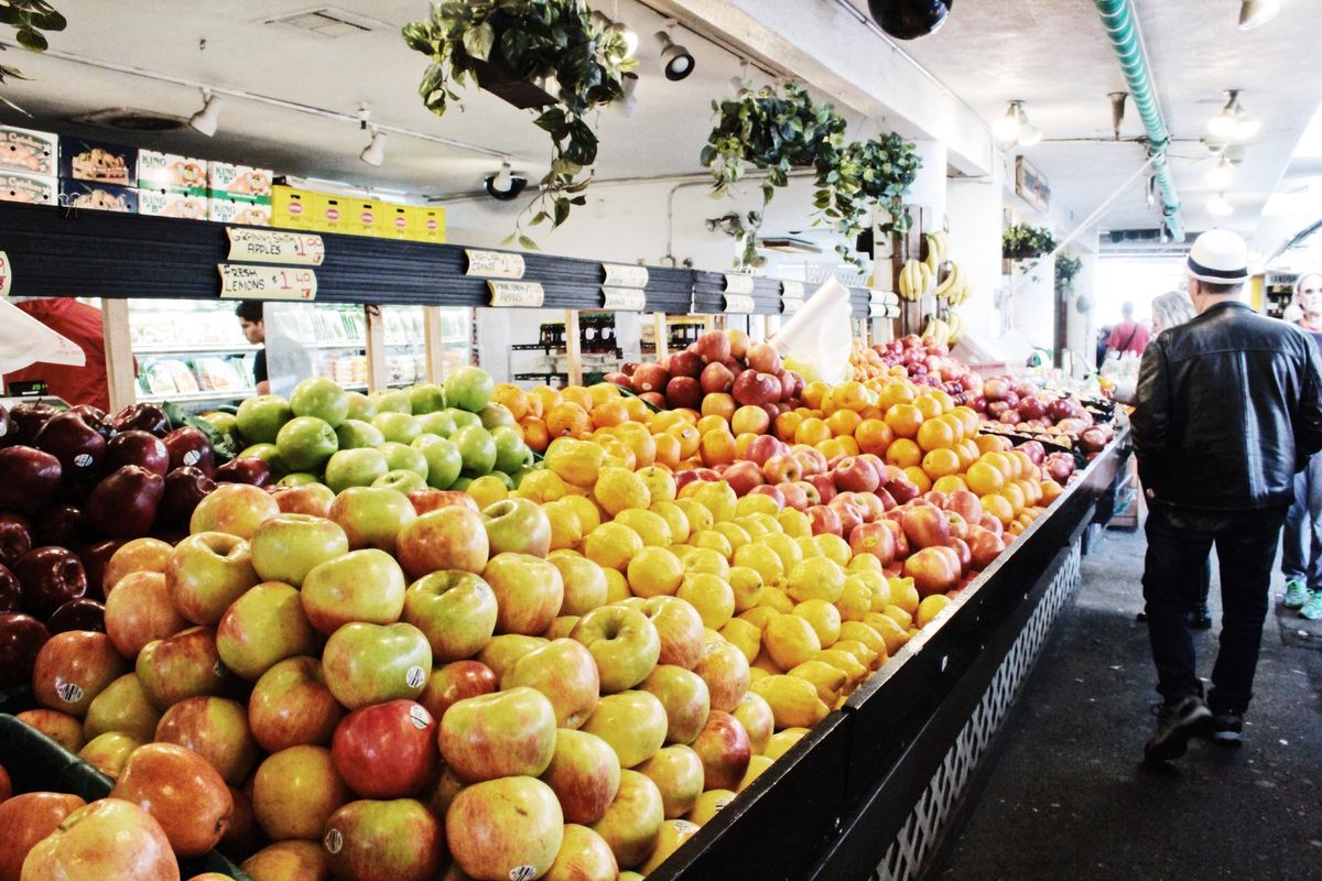 陳列棚に並んださまざまなフルーツ