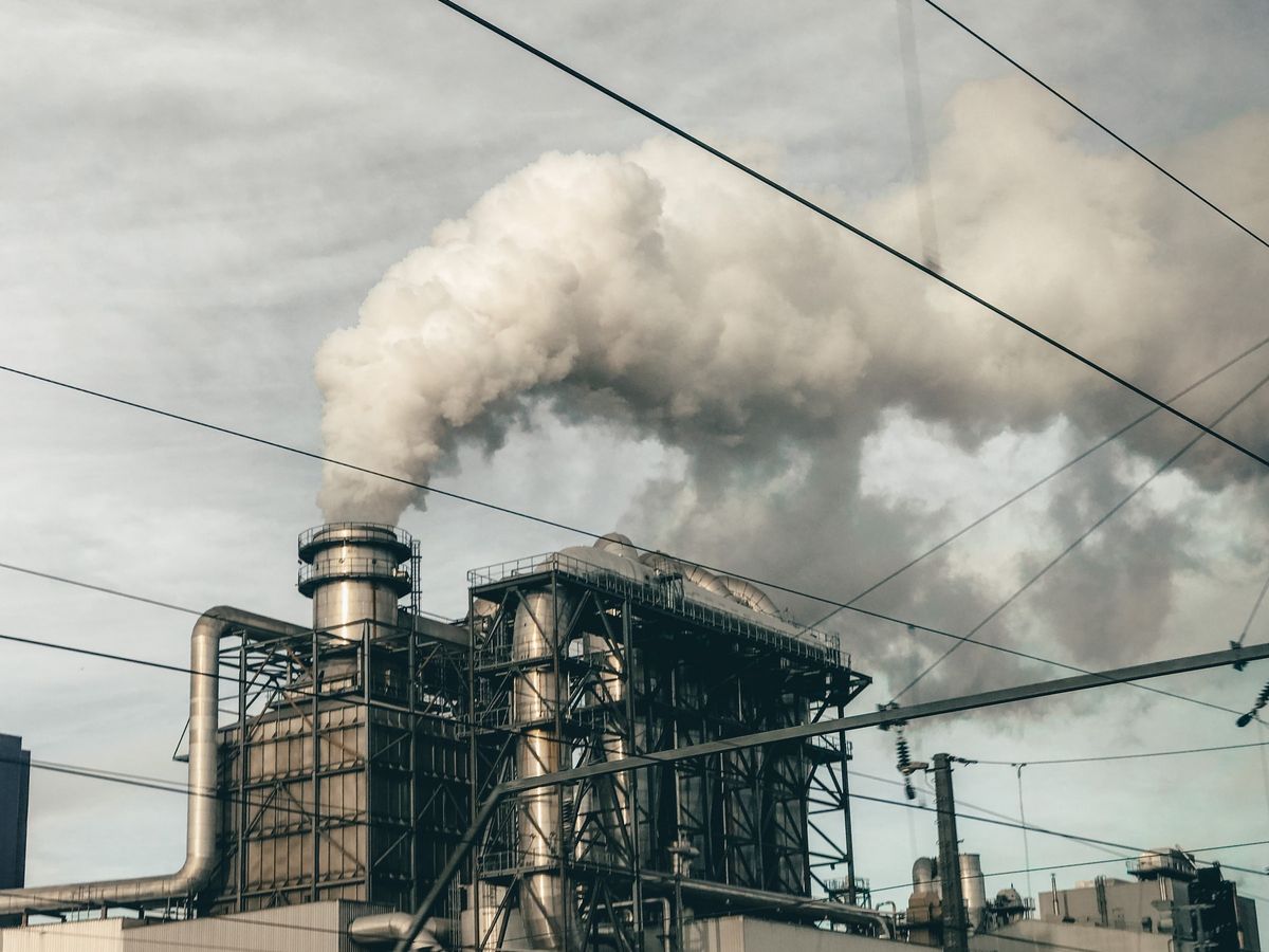 大量の煙を排出する工場