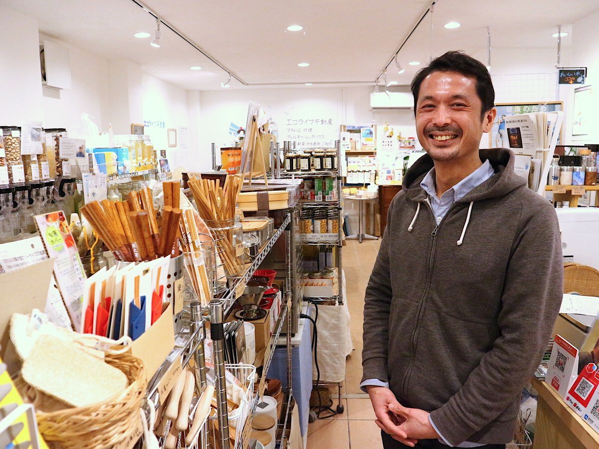 エコストア パパラギ 店内に立つ 武本晃彦さん