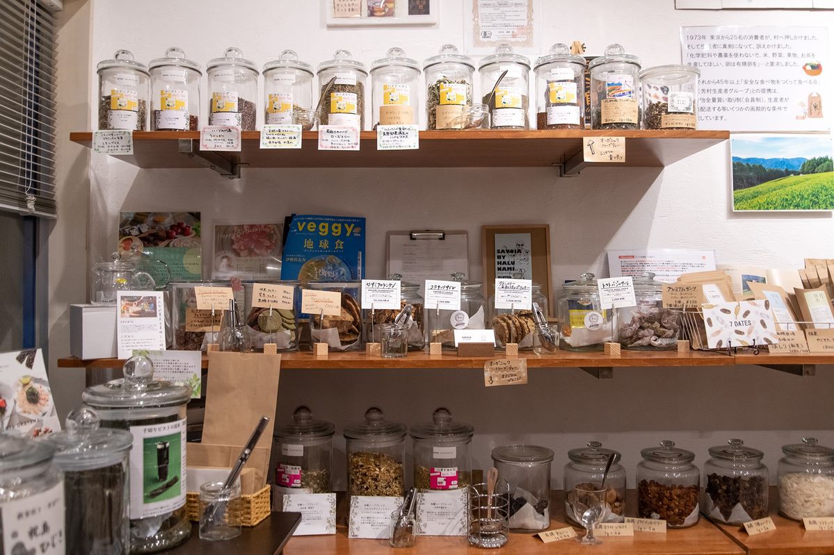エコストア パパラギの店内 量り売りコーナーの様子