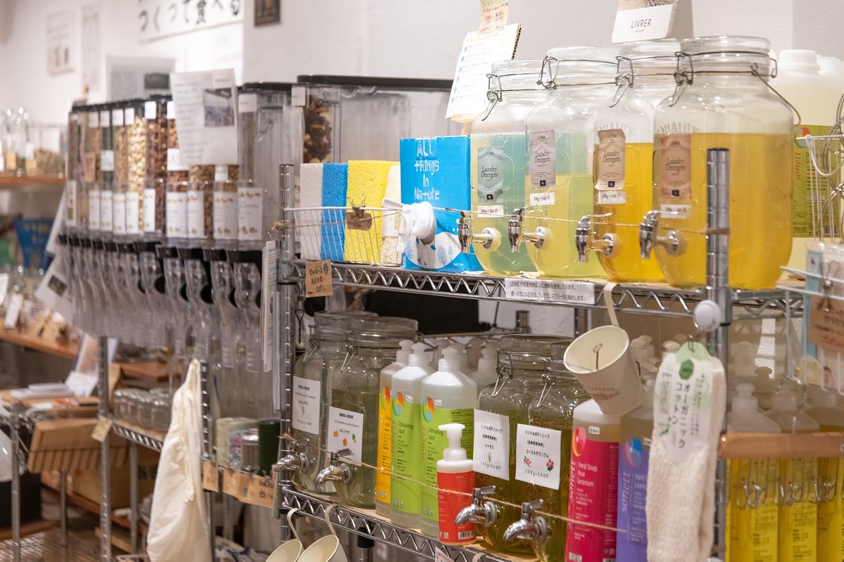 エコストア パパラギの店内 量り売りコーナーの様子