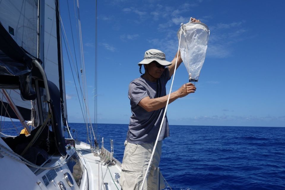 プランクトンネットで海洋プラスチック調査をしている武本さん