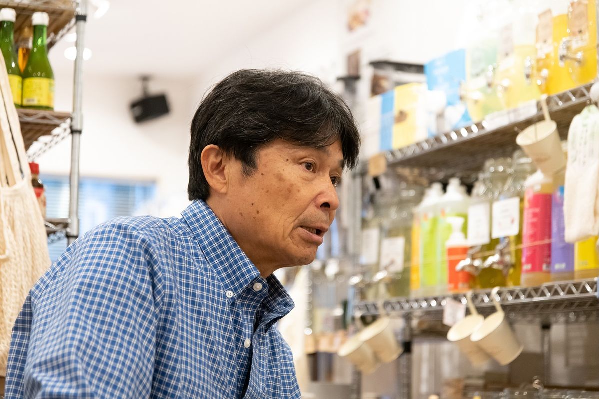 エコストア パパラギの店内で話す武本匡弘さん