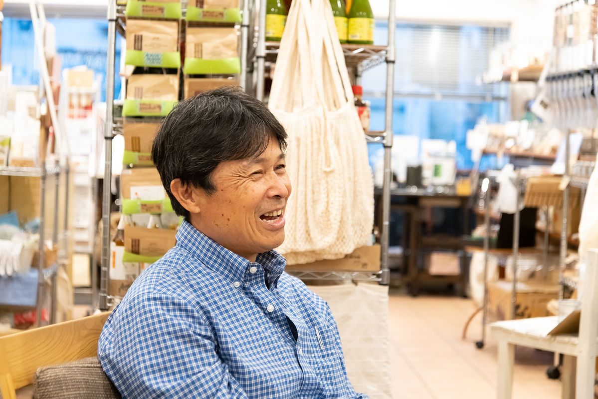 エコストア パパラギの店内で話す武本匡弘さん