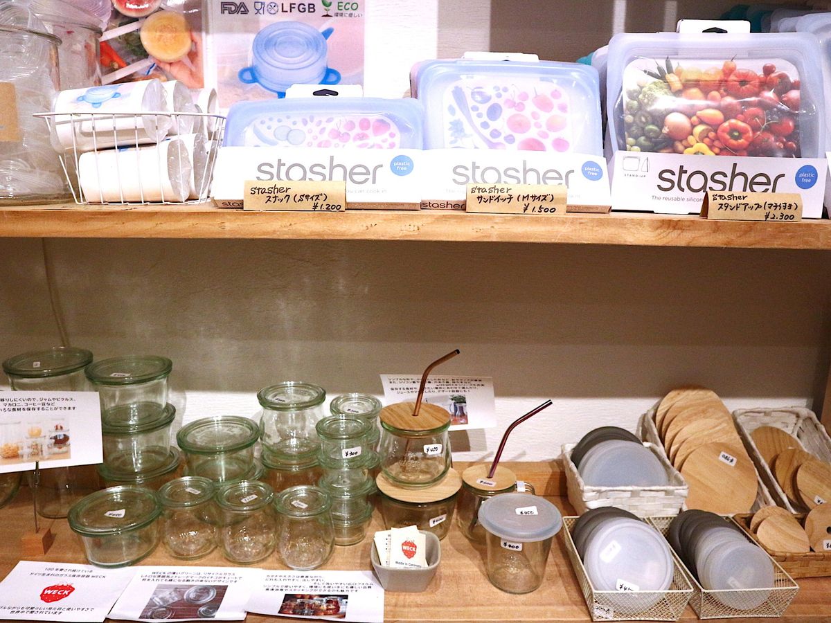 容器の並ぶ様子