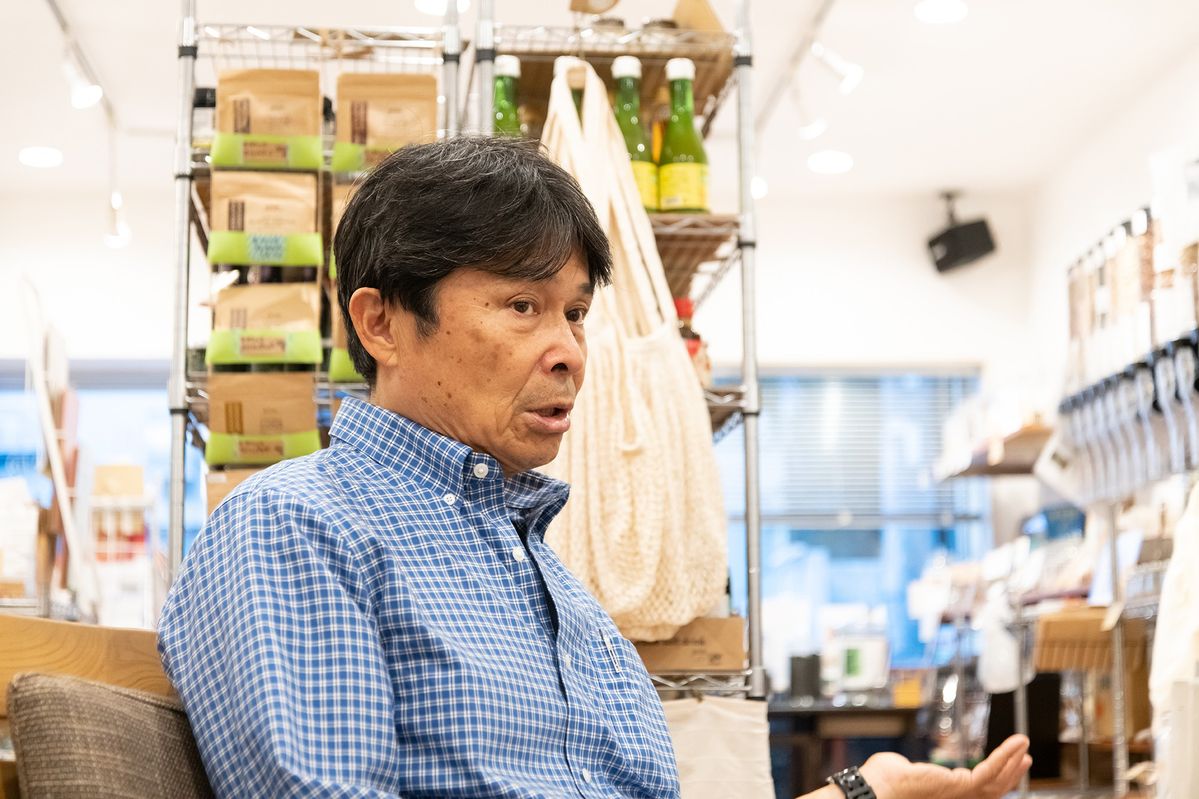 エコストア パパラギの店内で話す武本匡弘さん