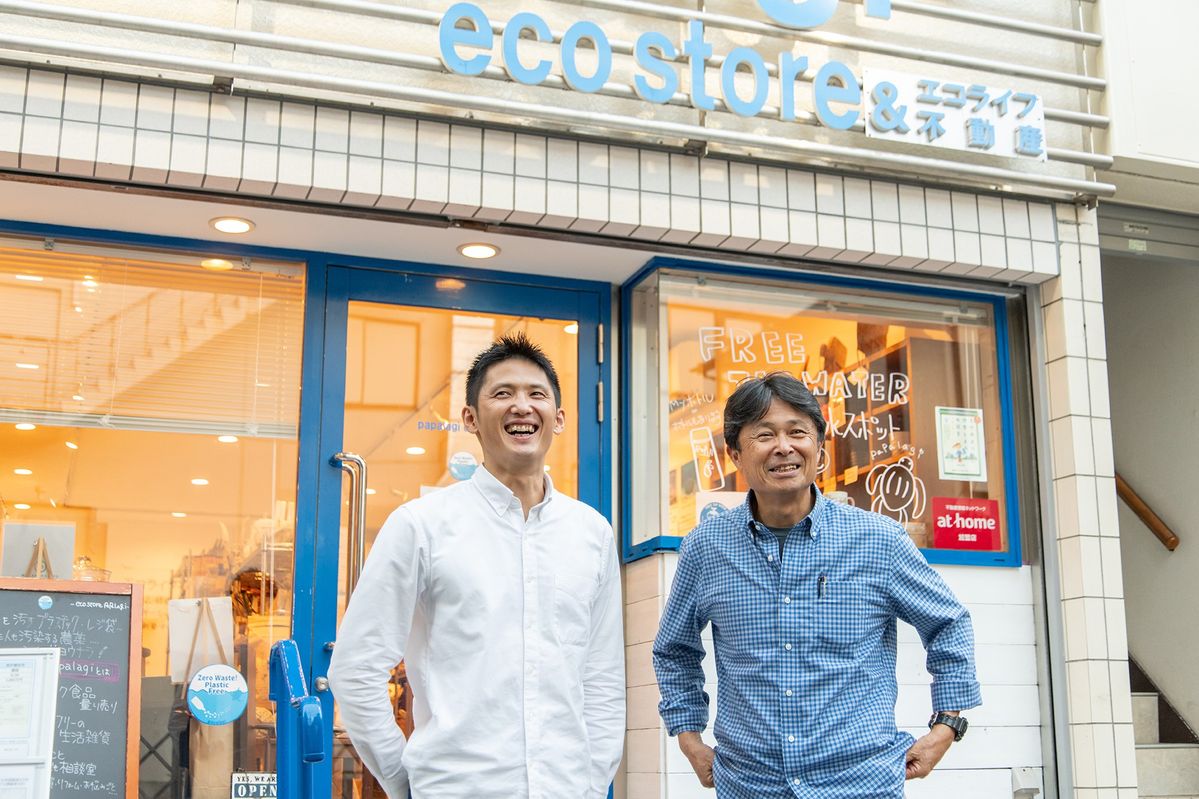 エコストア  パパラギの前に立つ武本さん家族