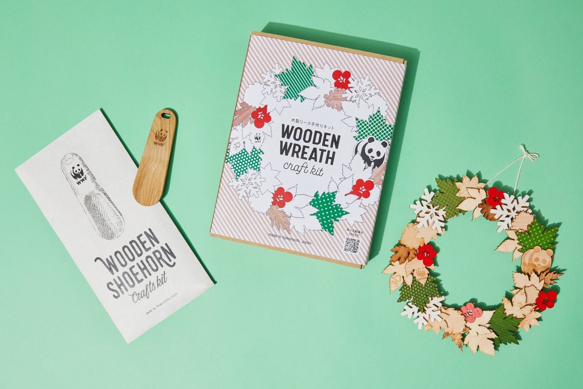 木製リースの手づくりキットと靴べらが置かれた写真