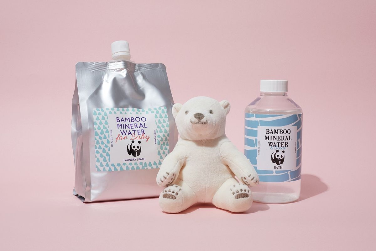 シロクマのぬいぐるみやボトルに入った水が並んだ写真