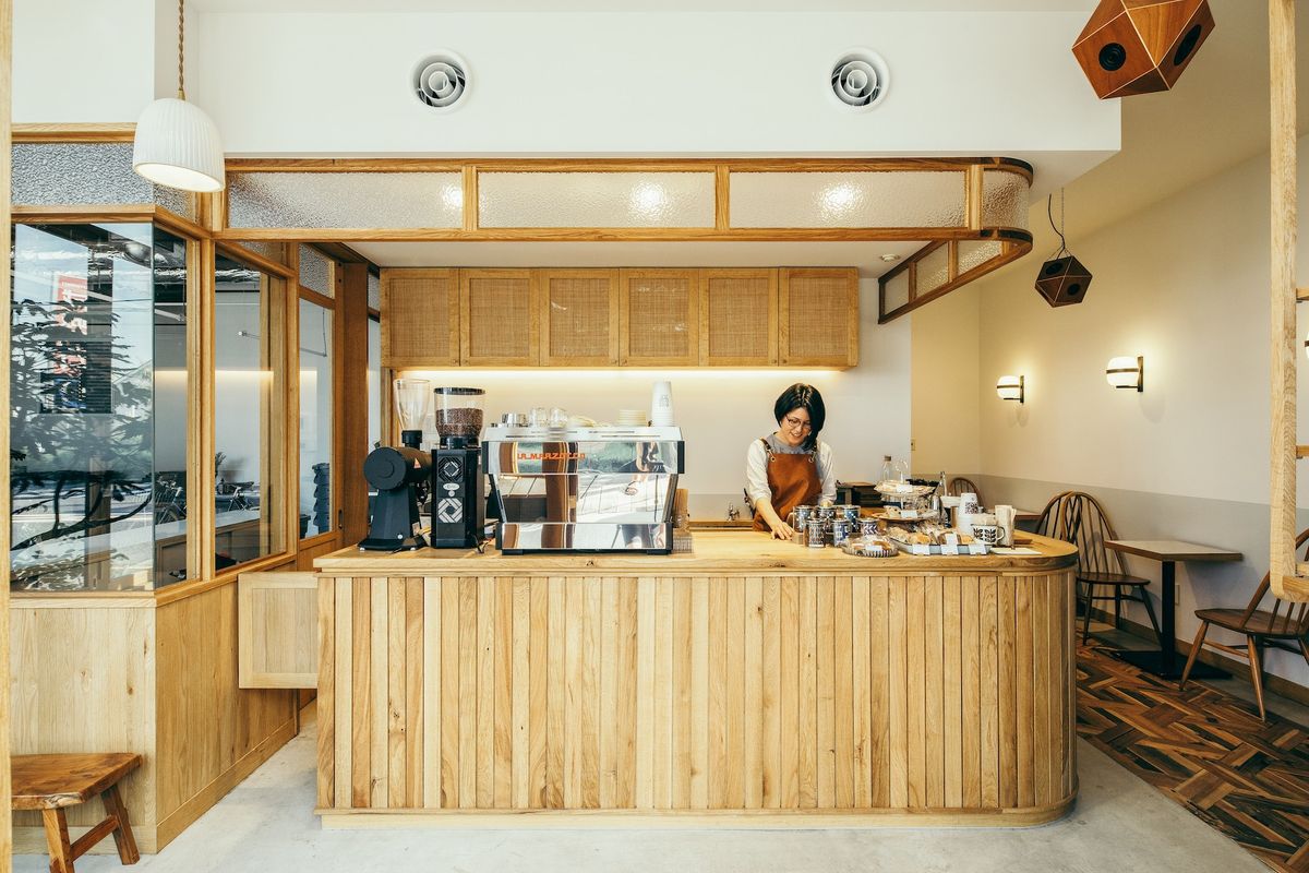 ONIBUS COFEE 八雲店のカウンター。女性がコーヒーを淹れている