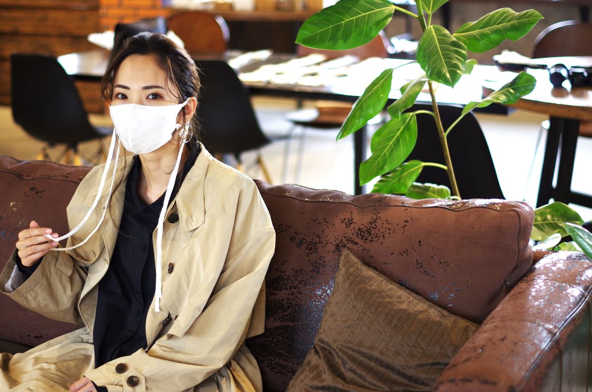 オーガニックマスクを身につけた女性