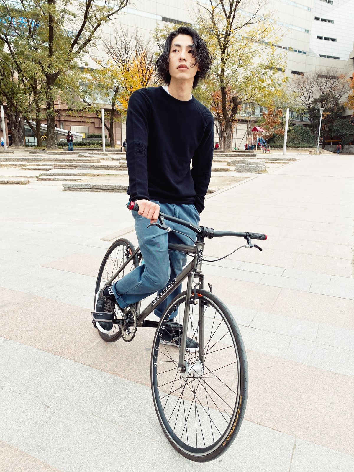 自転車に乗る「ハイテク撥水ニット」を着用した男性