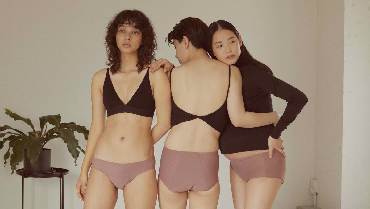 新色のアズキを履いたモデルの女性3人