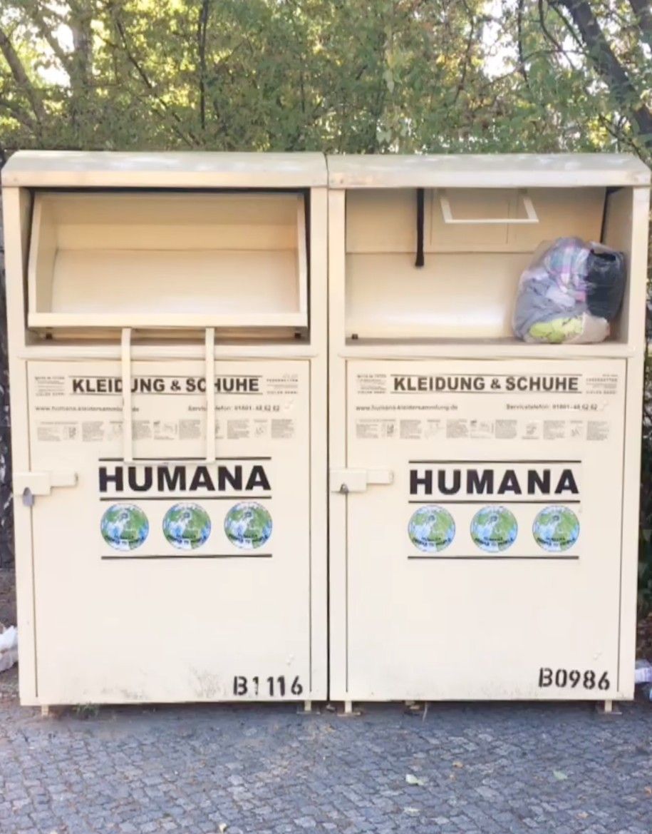 「国際連合HUMANAPeople to People」の古着回収ボックスが２つ並んだ写真