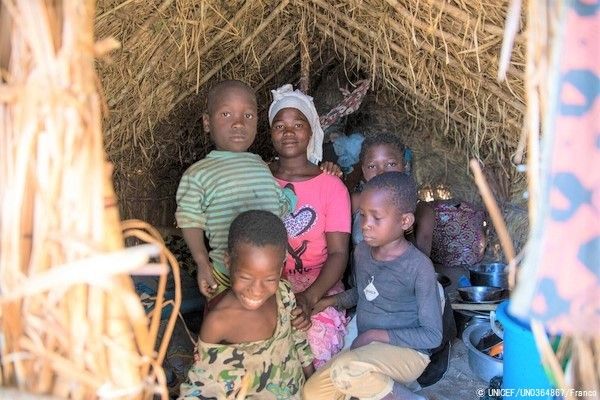 カボ・デルガド州における紛争で家を追われ避難所で生活する家族