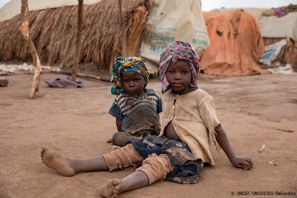 イトゥリ州にある国内避難民キャンプで生活する男の子たち