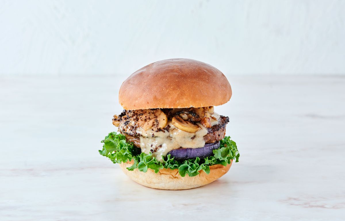 ヴィーガンバーガー マッシュルーム＆トリュフが置かれた白地の写真