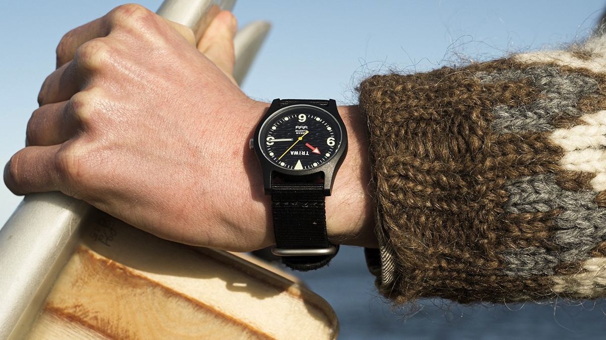 TRIWA Time for Oceansを付け、サーフボードを持つ手