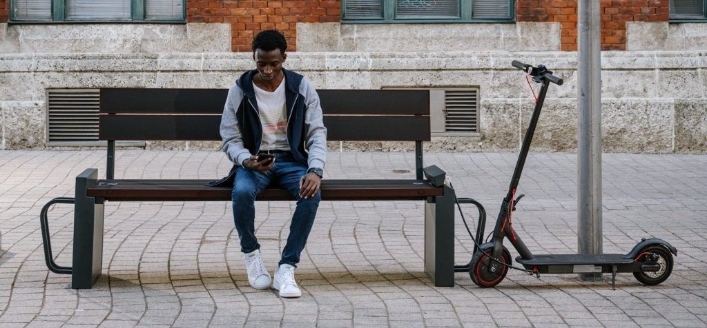 スタートアップ「Include」が開発するスマートベンチに座る男性