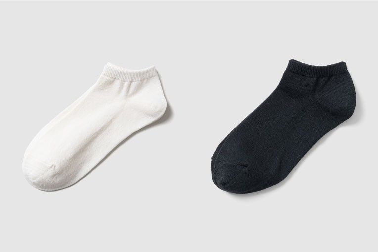 白いソックスと黒いソックスが並んだ置き写真