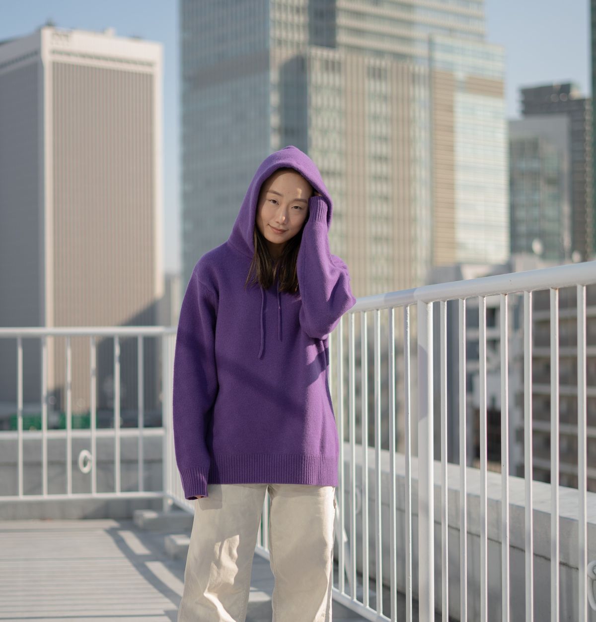 紫のパーカーを着用した女性