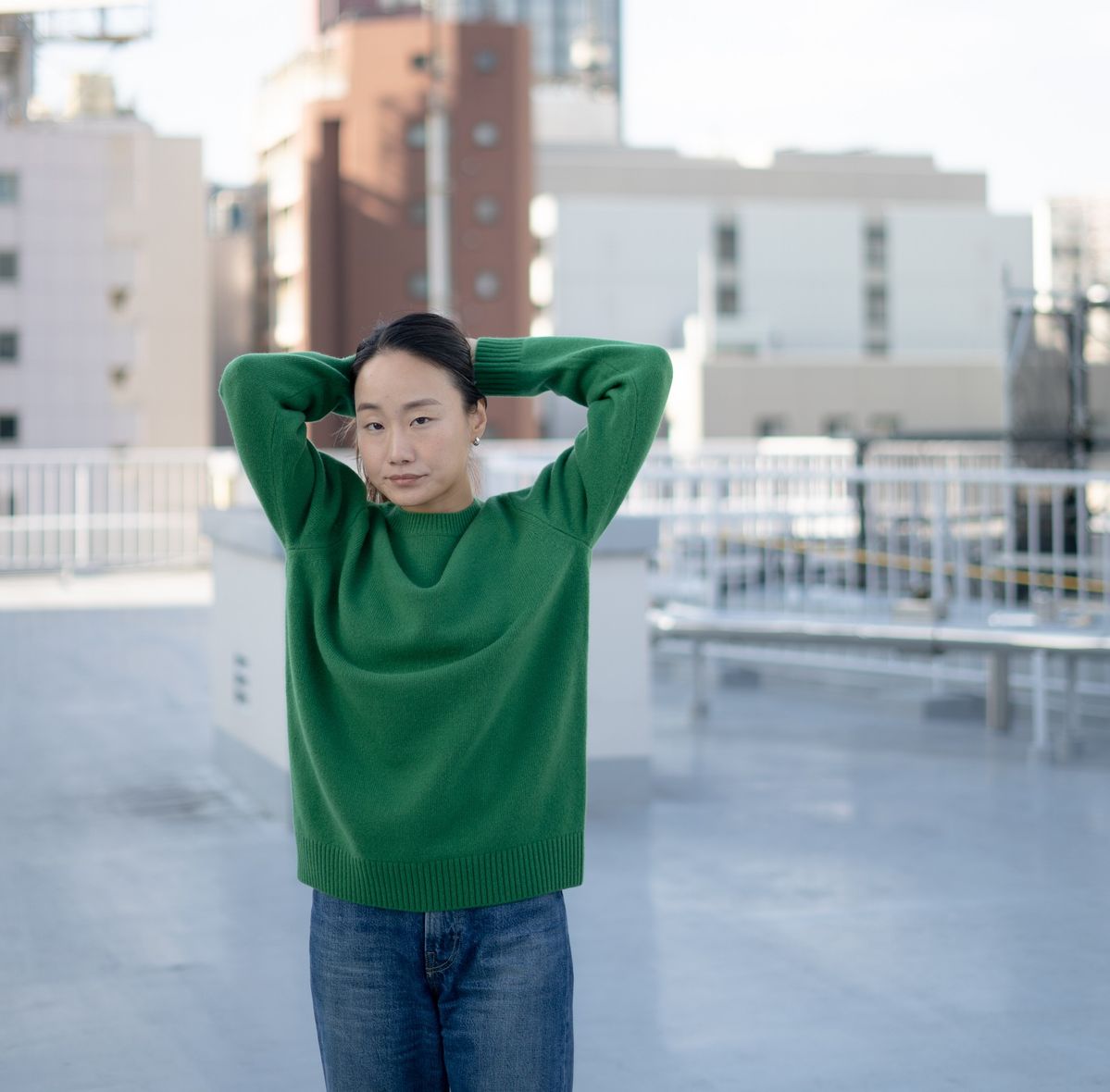 緑のトップスを着用した女性