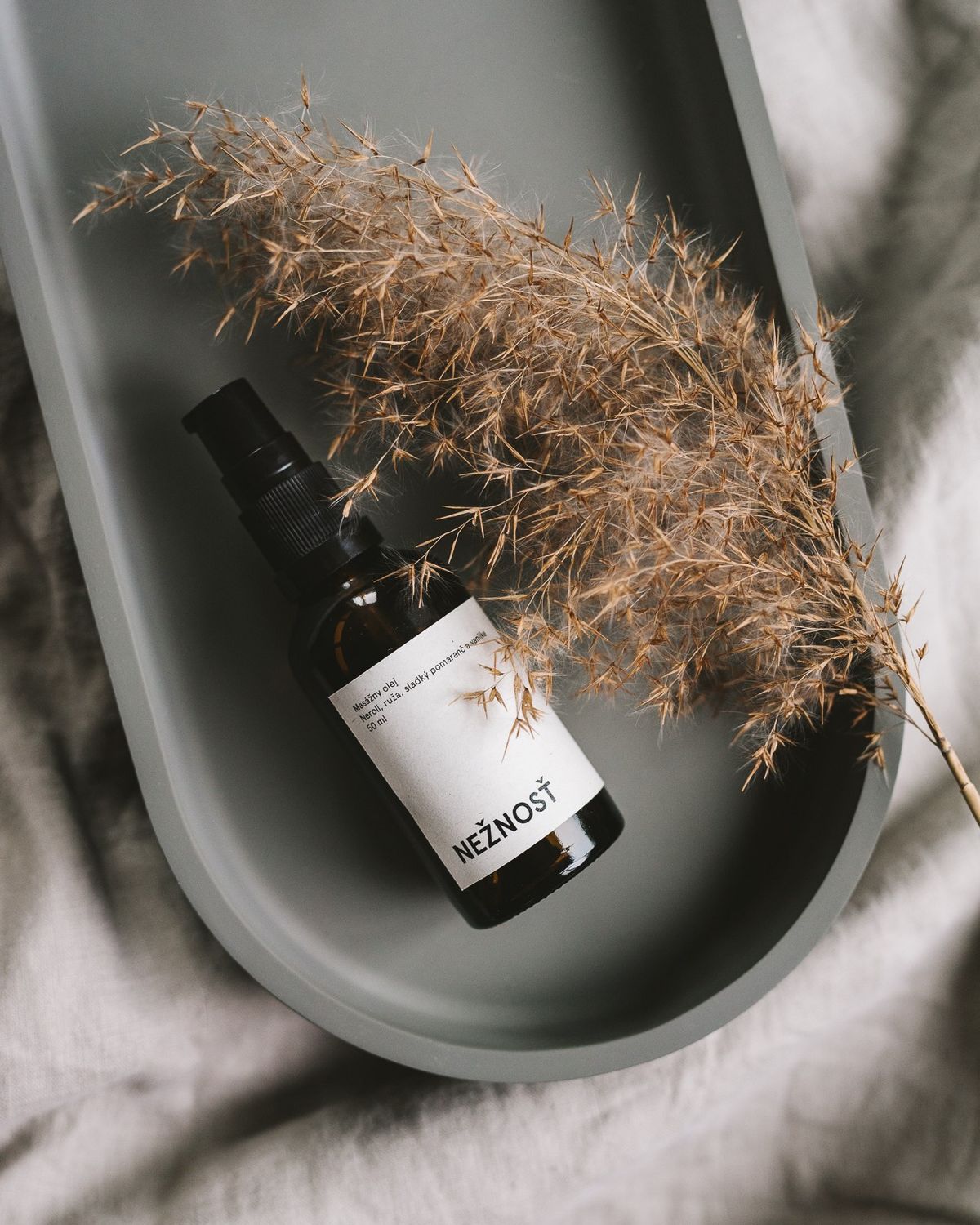 「NEŽNOSŤ ネズノスチュ」と花が置かれている写真