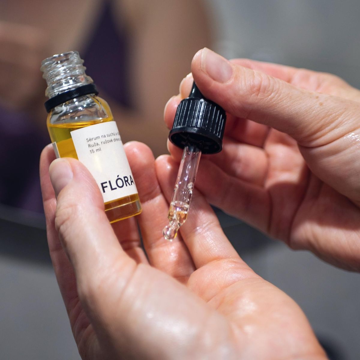 「FLÓRA フローラ」を手に塗っている写真