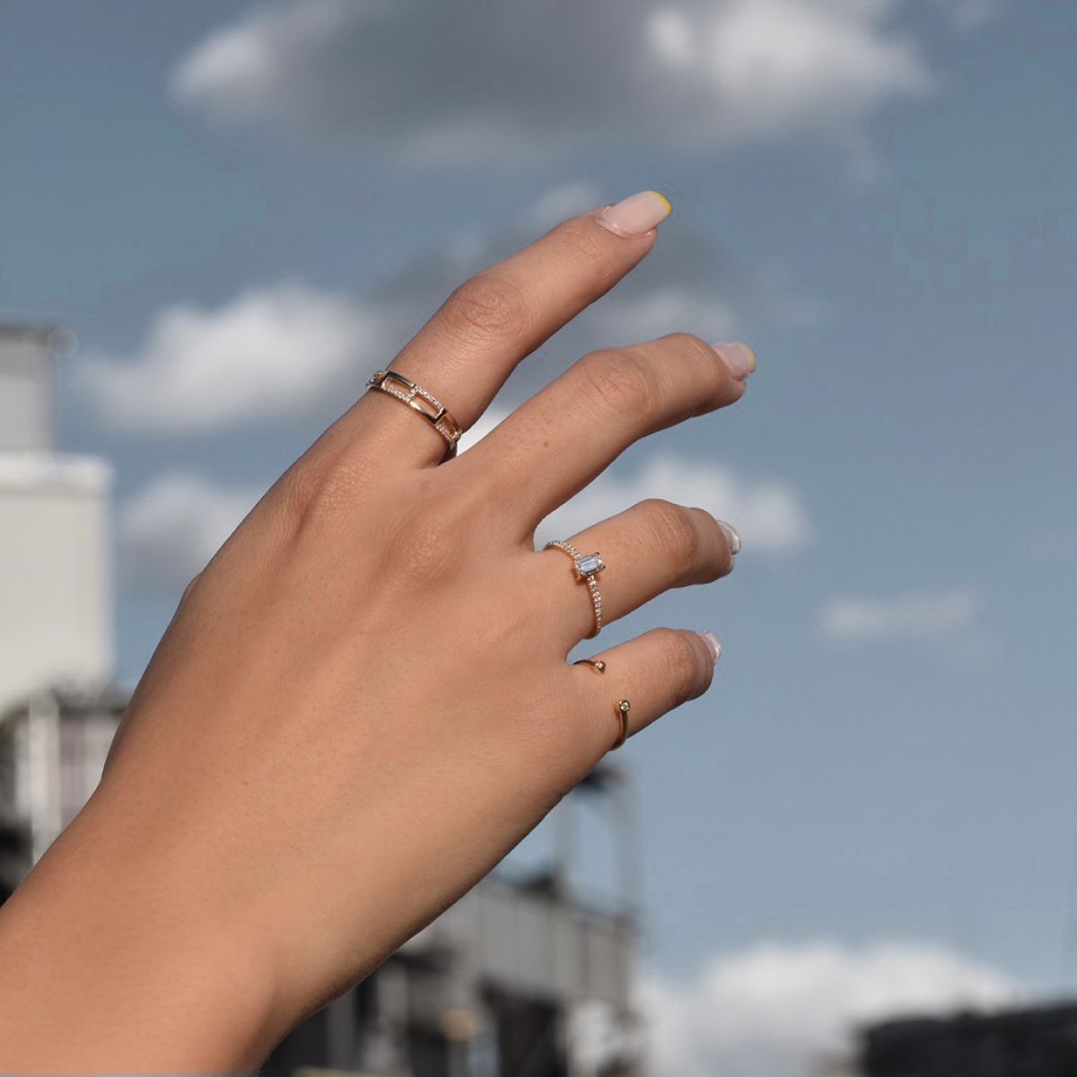 指輪を付けた手の写真