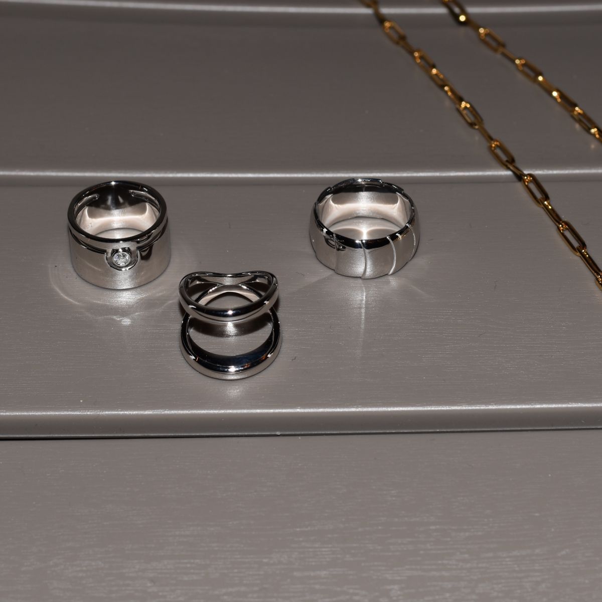 指輪とネックレスが並んだ写真