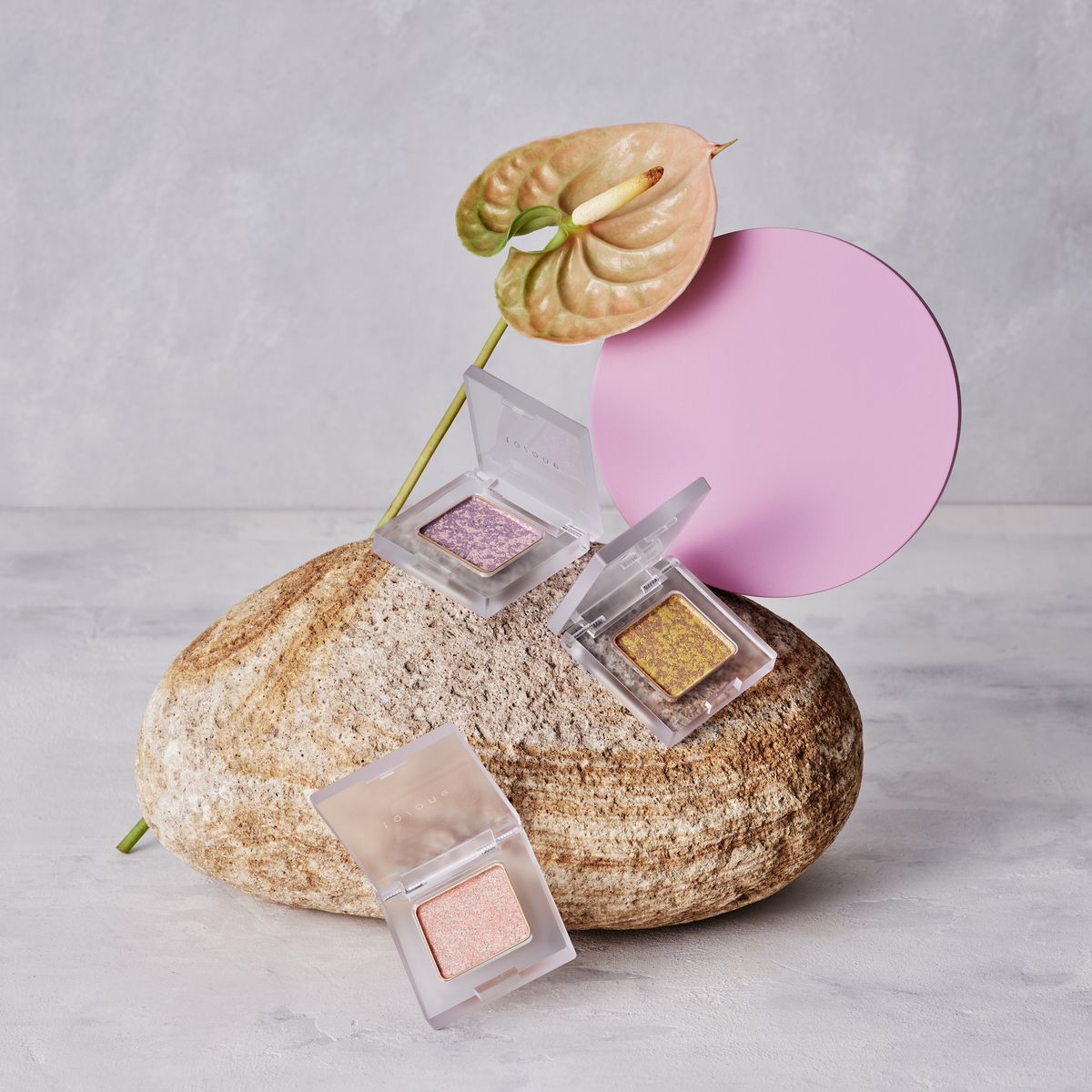 「トーン ペタル アイシャドウ」、花、石を並べた写真