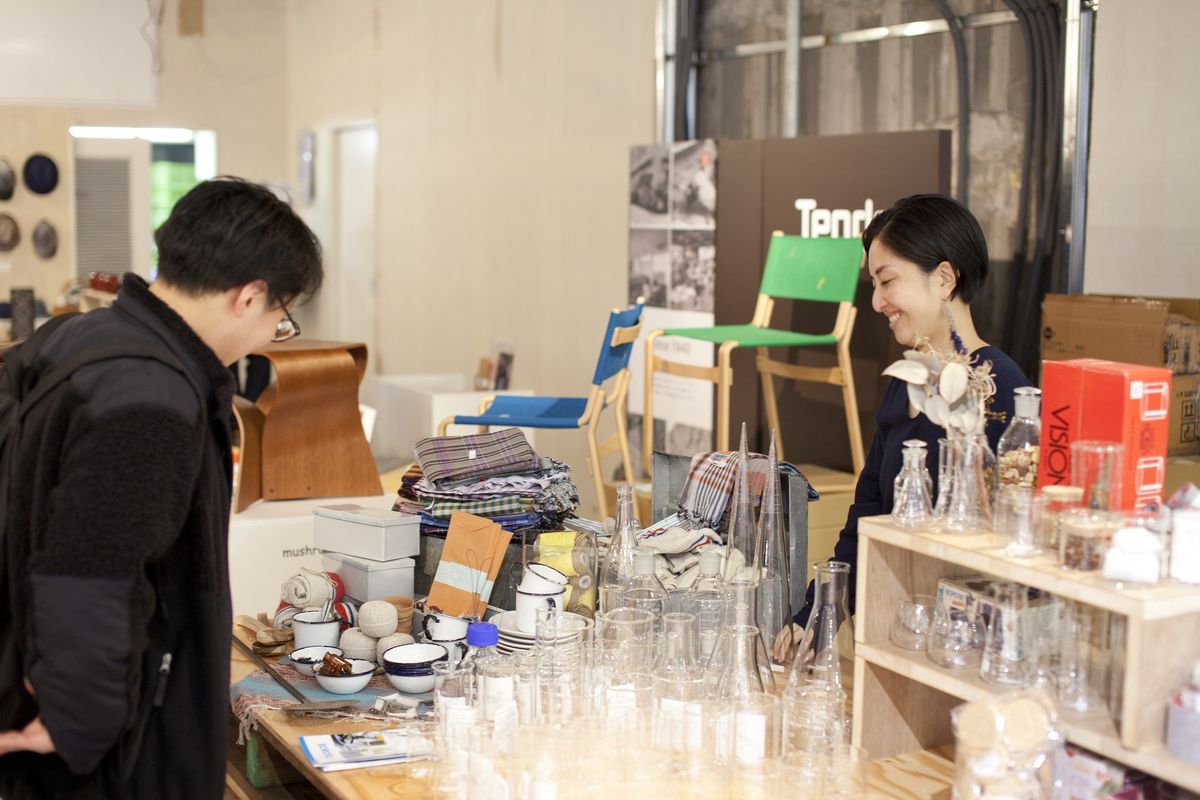 PASS THE BATON MARKETで買い物をする人の写真