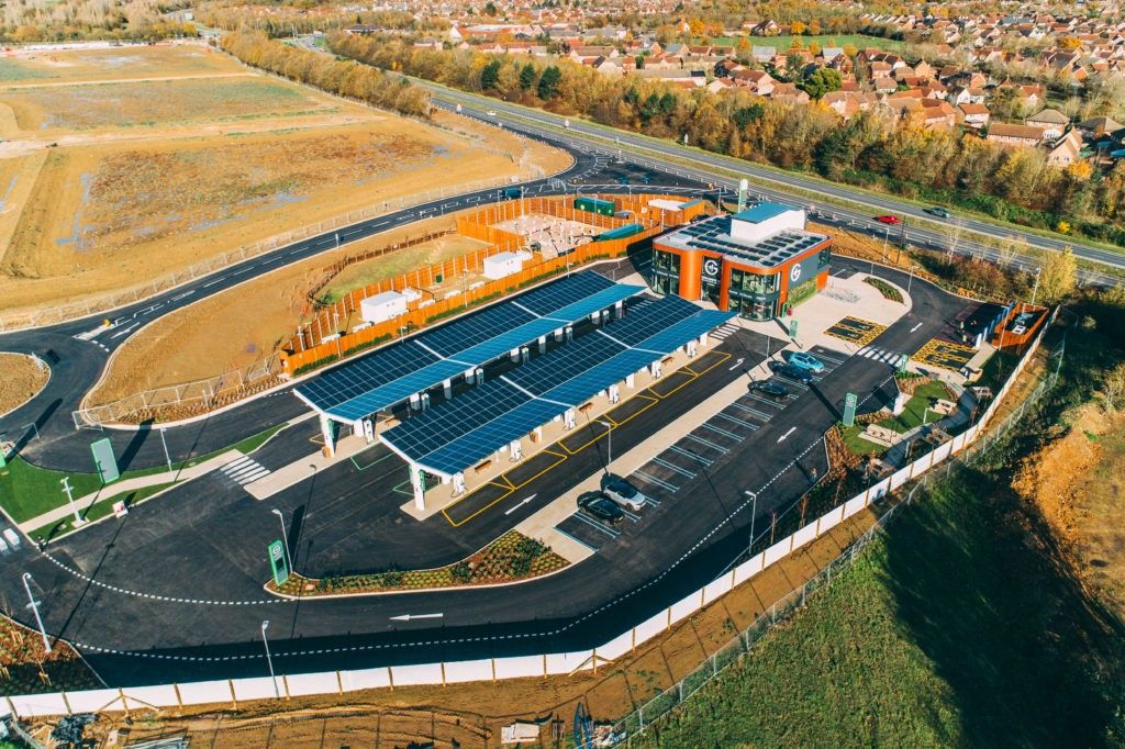 GRIDSERVEのEV専用充電ステーションを上から撮影した写真