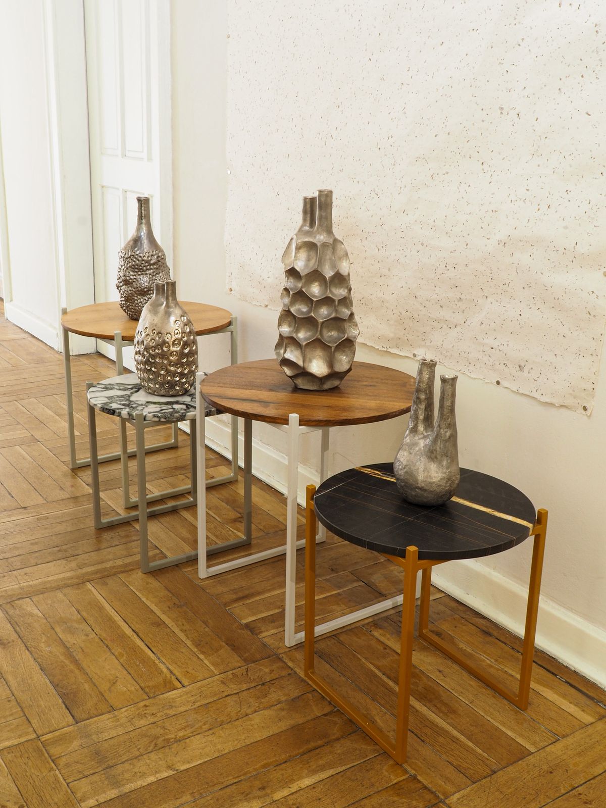 変わったデザインのツボと黒い大理石でできた展示台