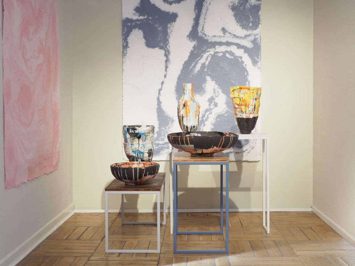 カラフルなツボと廃材でできた台