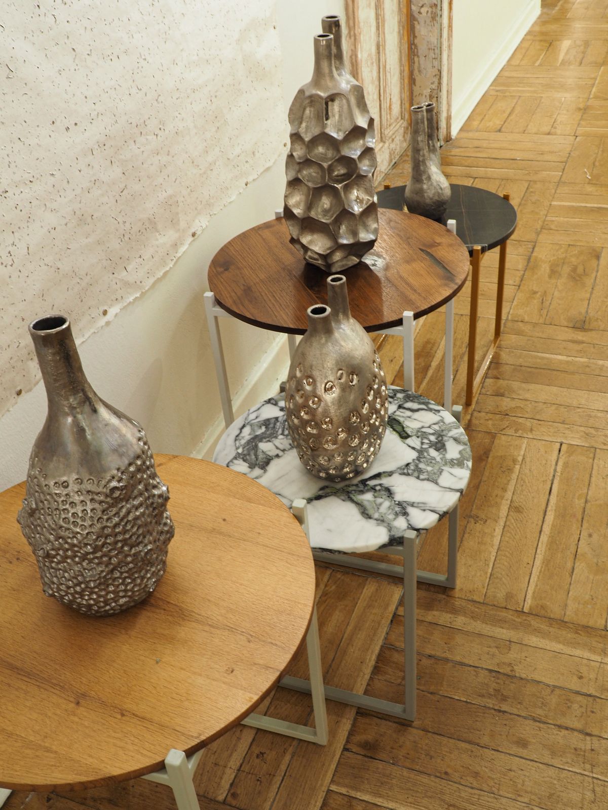 金色のツボと大理石の展示台