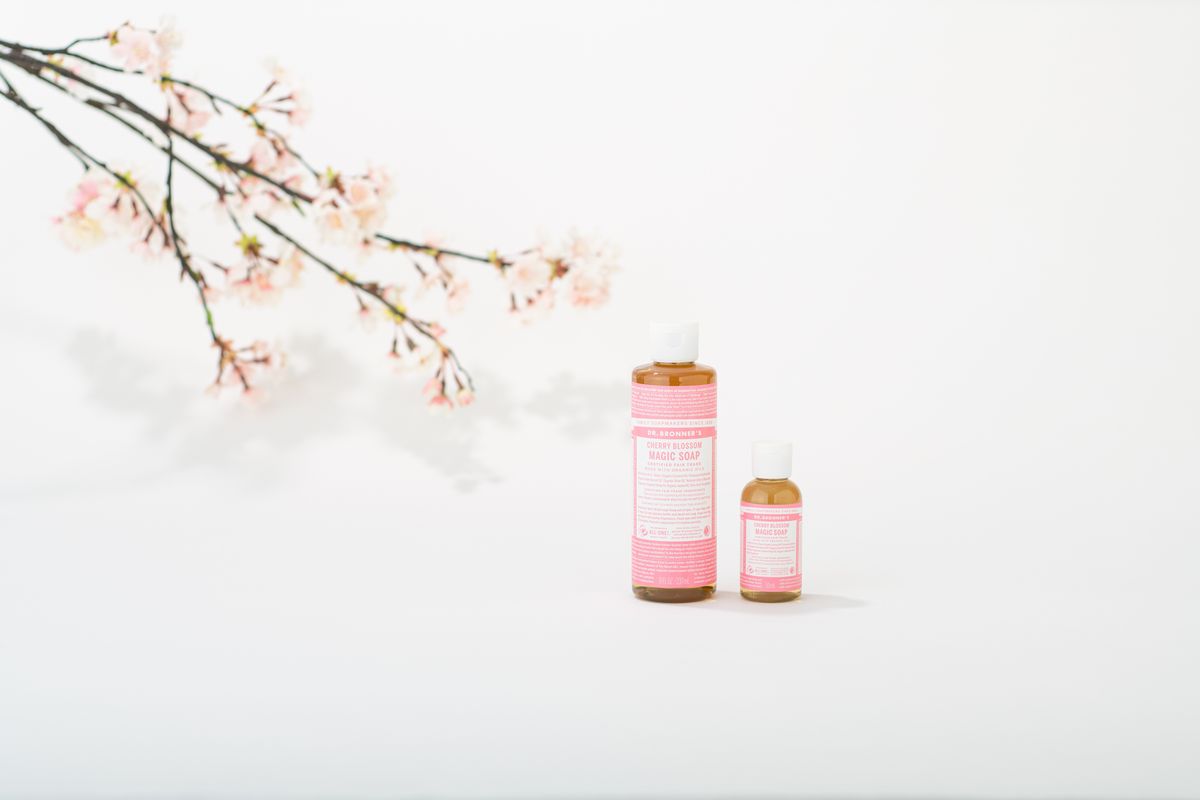 桜と「ドクターブロナー チェリーブロッサムセット」が並んだ写真