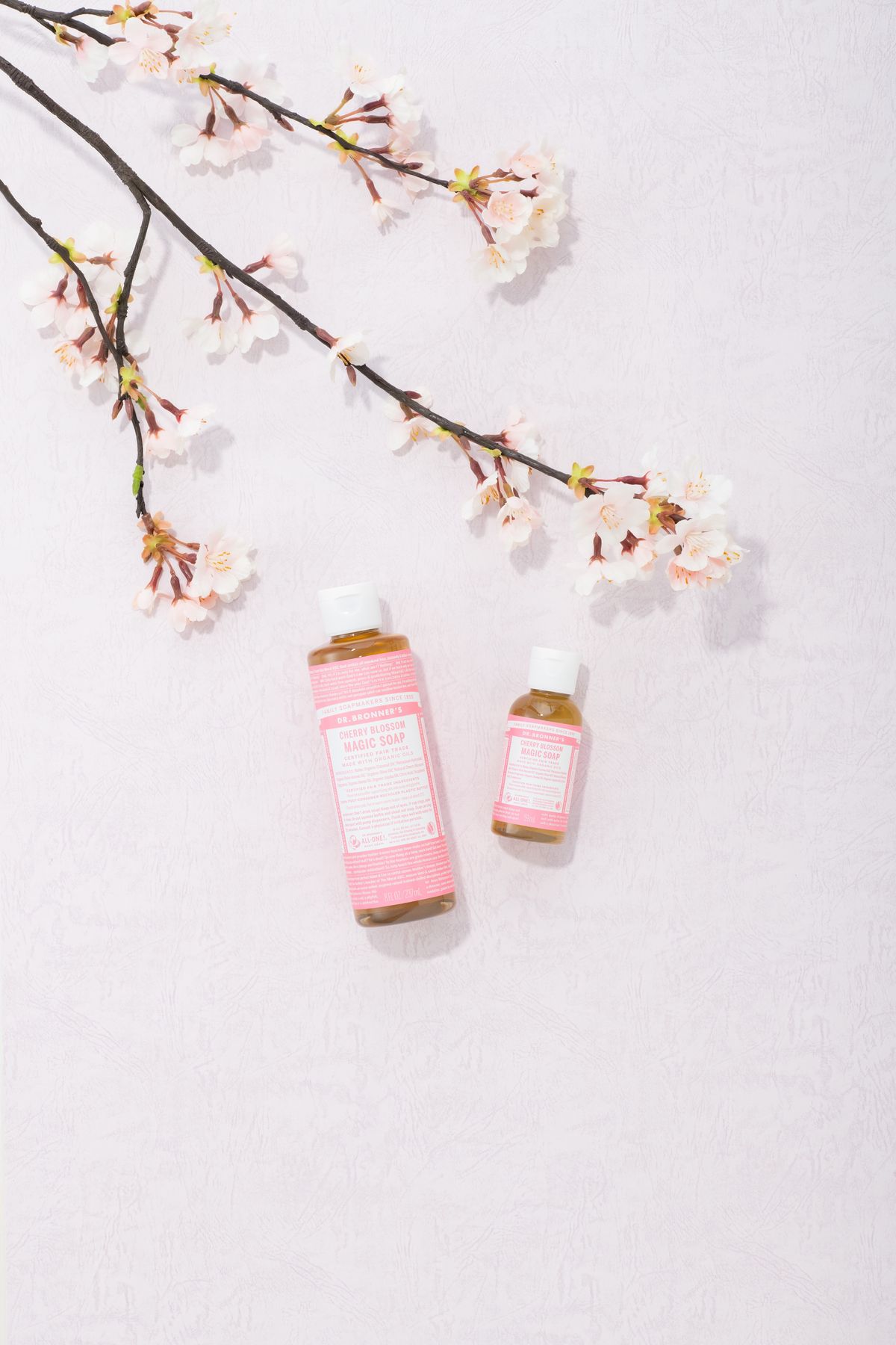 桜と「ドクターブロナー チェリーブロッサムセット」が並んだ写真