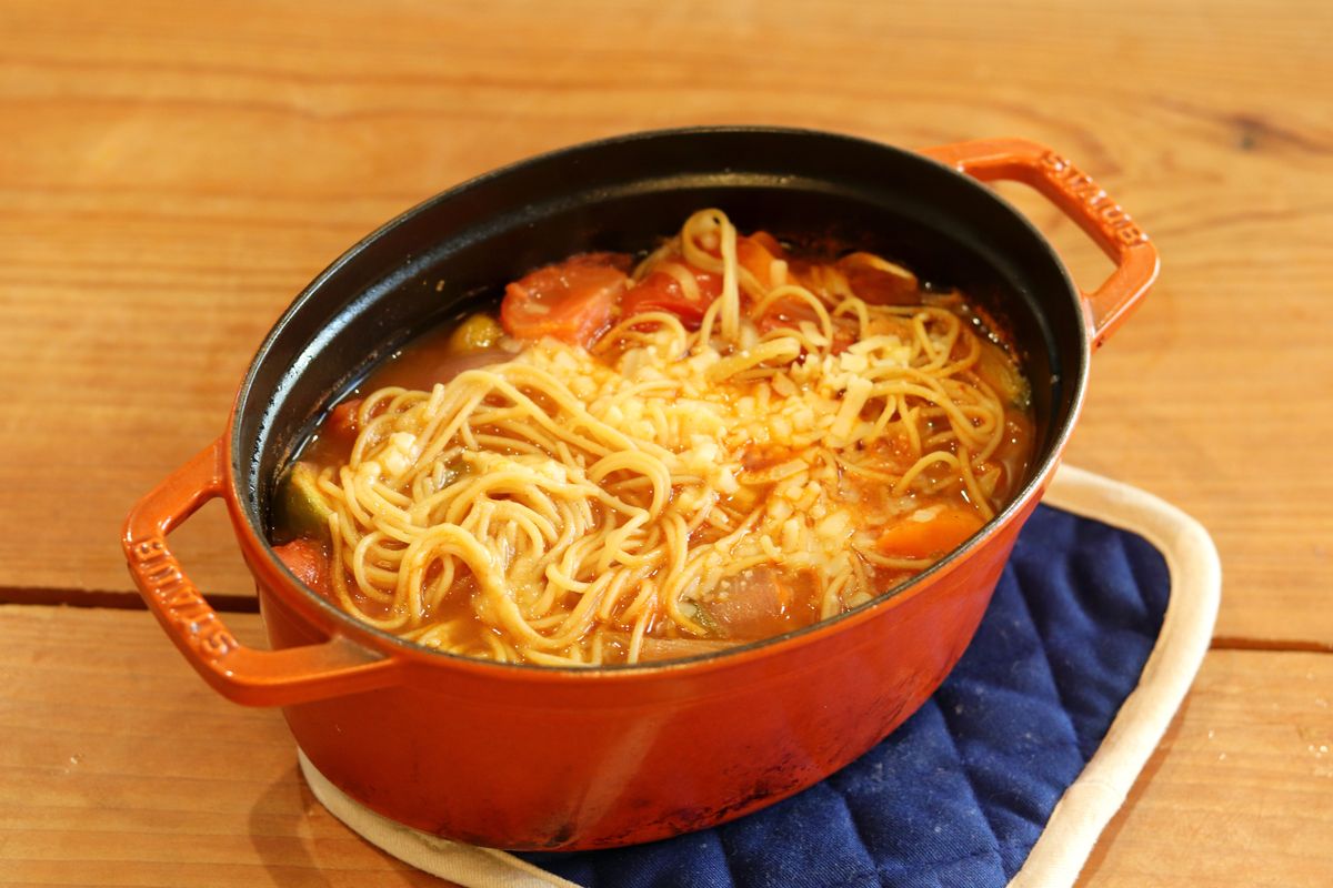 ストウブにはいっているトマトベースのパスタ