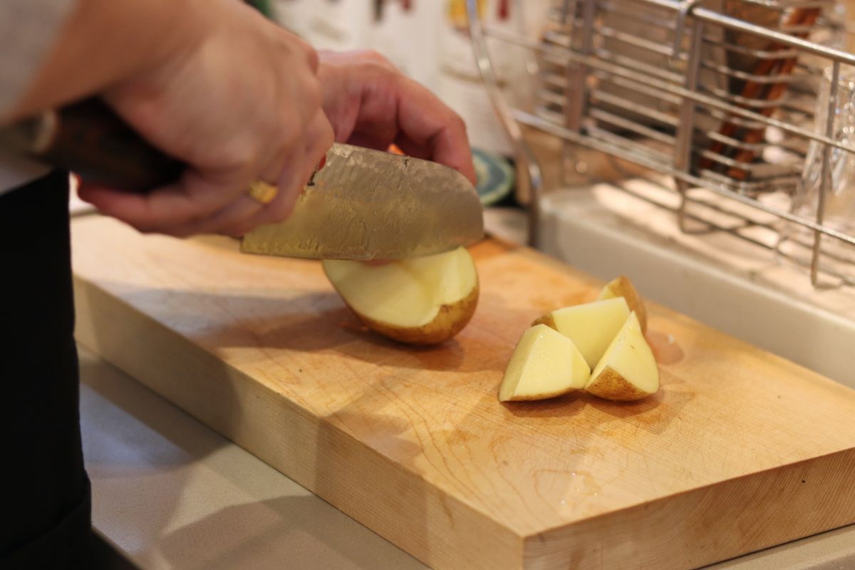 じゃがいもを包丁で切る手