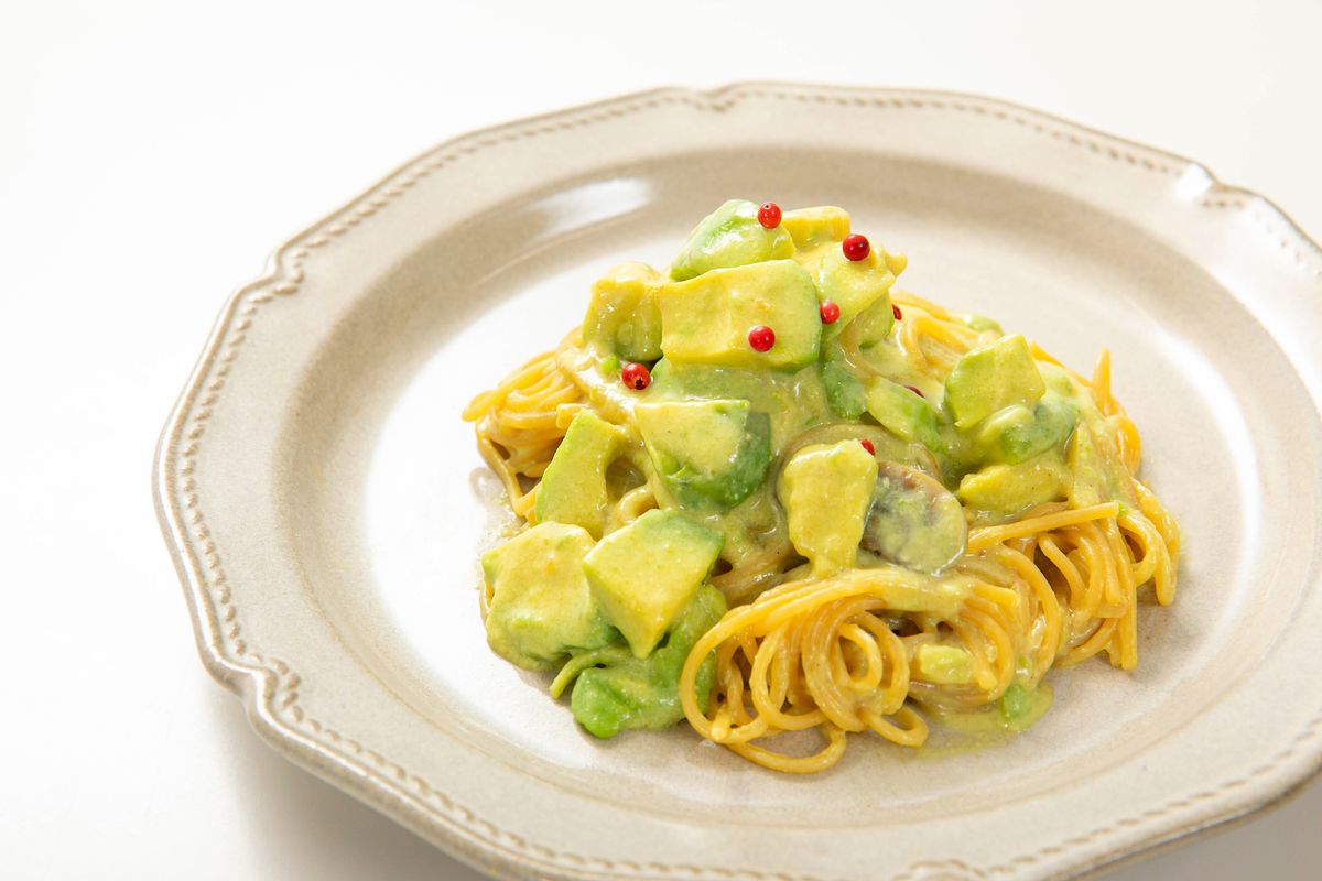 アボカドとレッドペッパー、豆乳でつくるパスタ