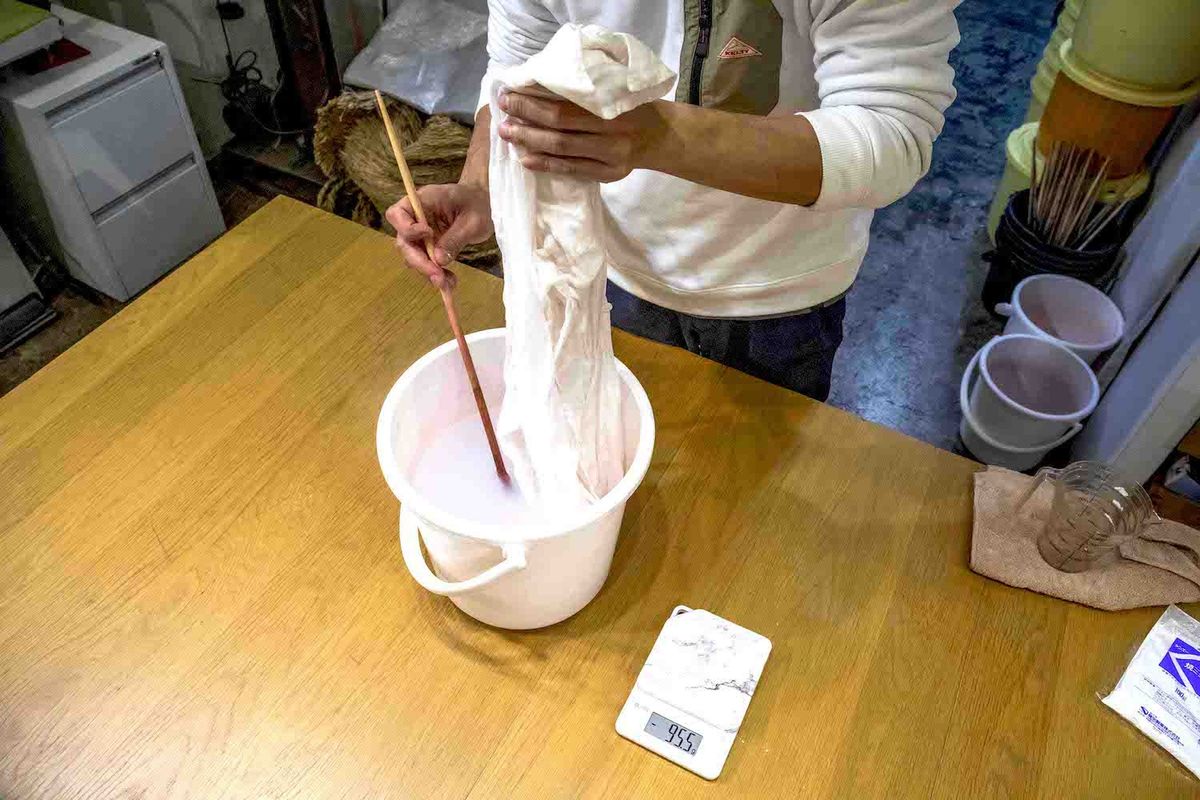 コーヒー染めでシャツを浸している様子