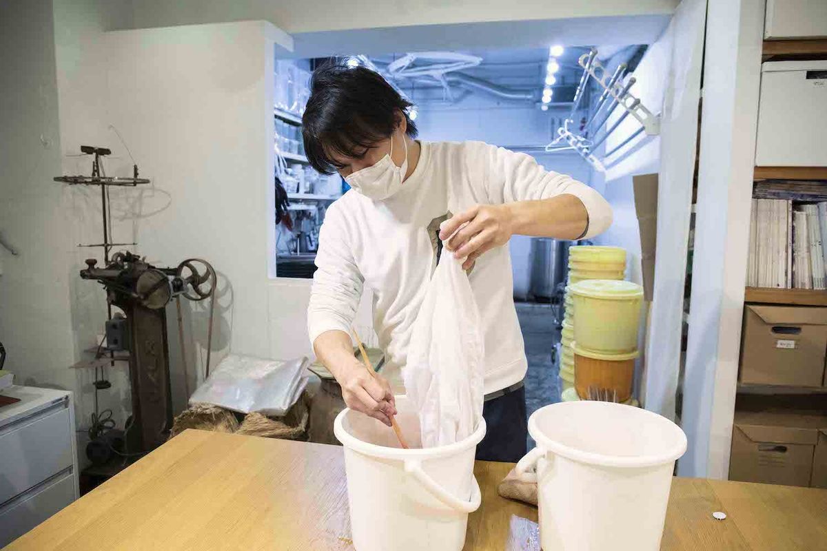 コーヒー染めをする様子①