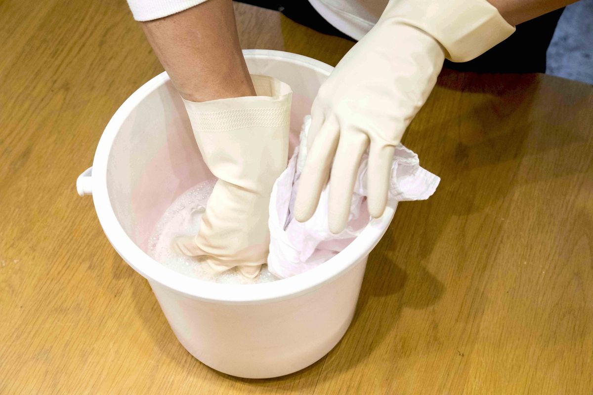 コーヒー染めでシャツを浸す様子